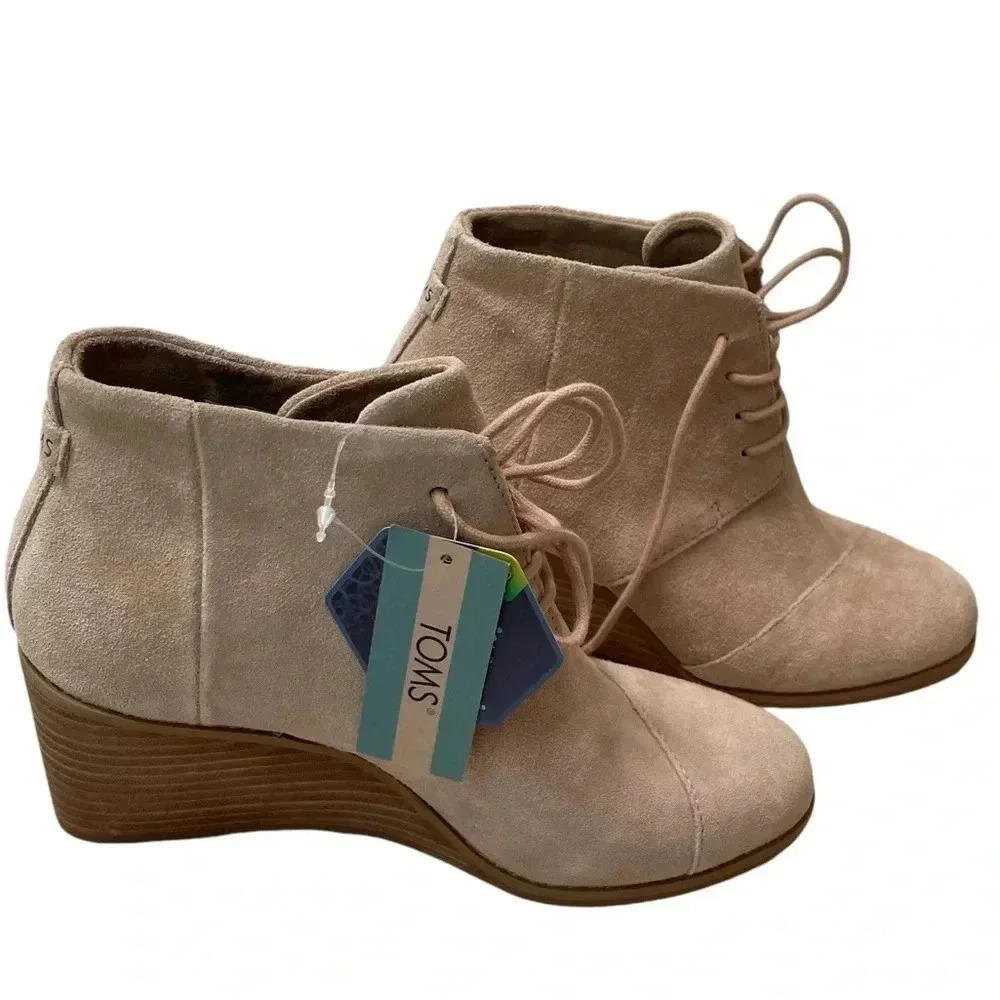 NWT TOMS Hyde Wedge Boots Sand Suede Lace Up